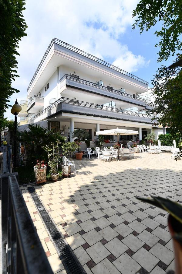 Hotel Criniera D'Oro Rímini Exterior foto