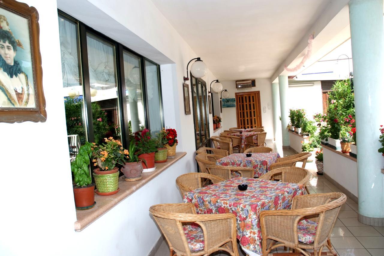 Hotel Criniera D'Oro Rímini Exterior foto